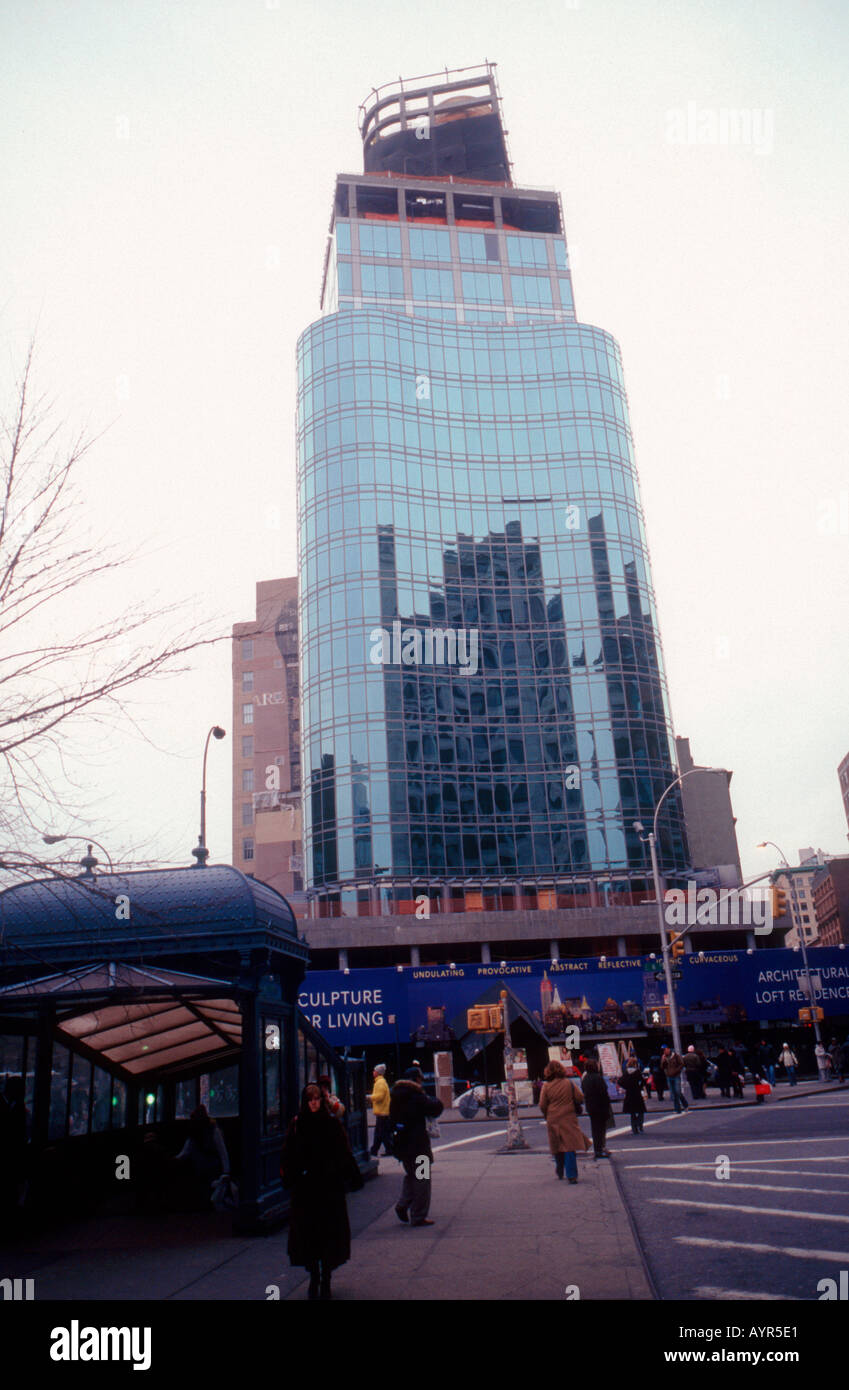 Einem verglasten Coop-Gebäude im Bau auf Astor Place im East Village Stockfoto