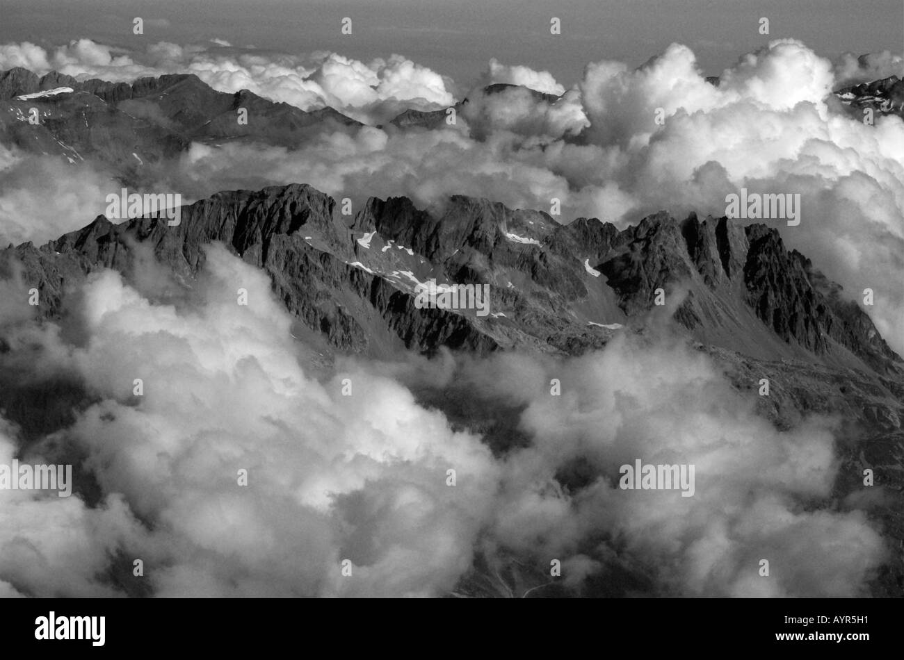 Wolken in den Tälern der französischen Alpen, Frankreich Stockfoto