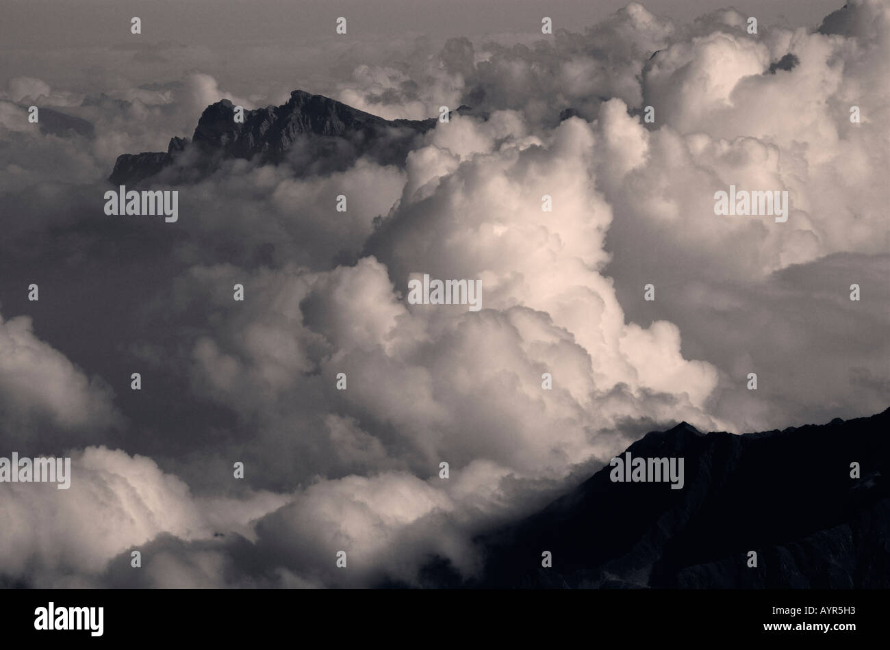 Ein einsamer Gipfel steht frei auf das Meer von Cloud-Umgebung. Stockfoto