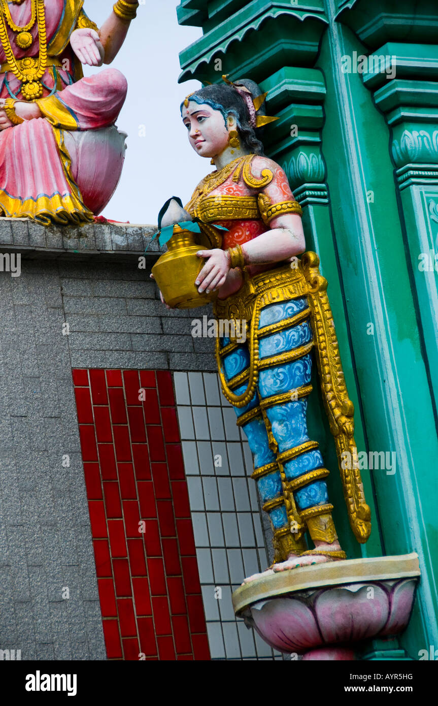 Nahaufnahme von einem in voller Länge weibliche Figur hält ein Angebot auf den Tempel Sri Veeramakaliamman Stockfoto