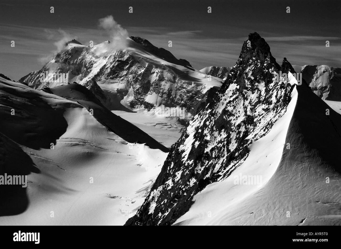 Der Gipfelaufbau des Rimpfischorn und der Monte Rosa gesehen von oben auf das Allalinhorn in den Walliser Alpen Stockfoto