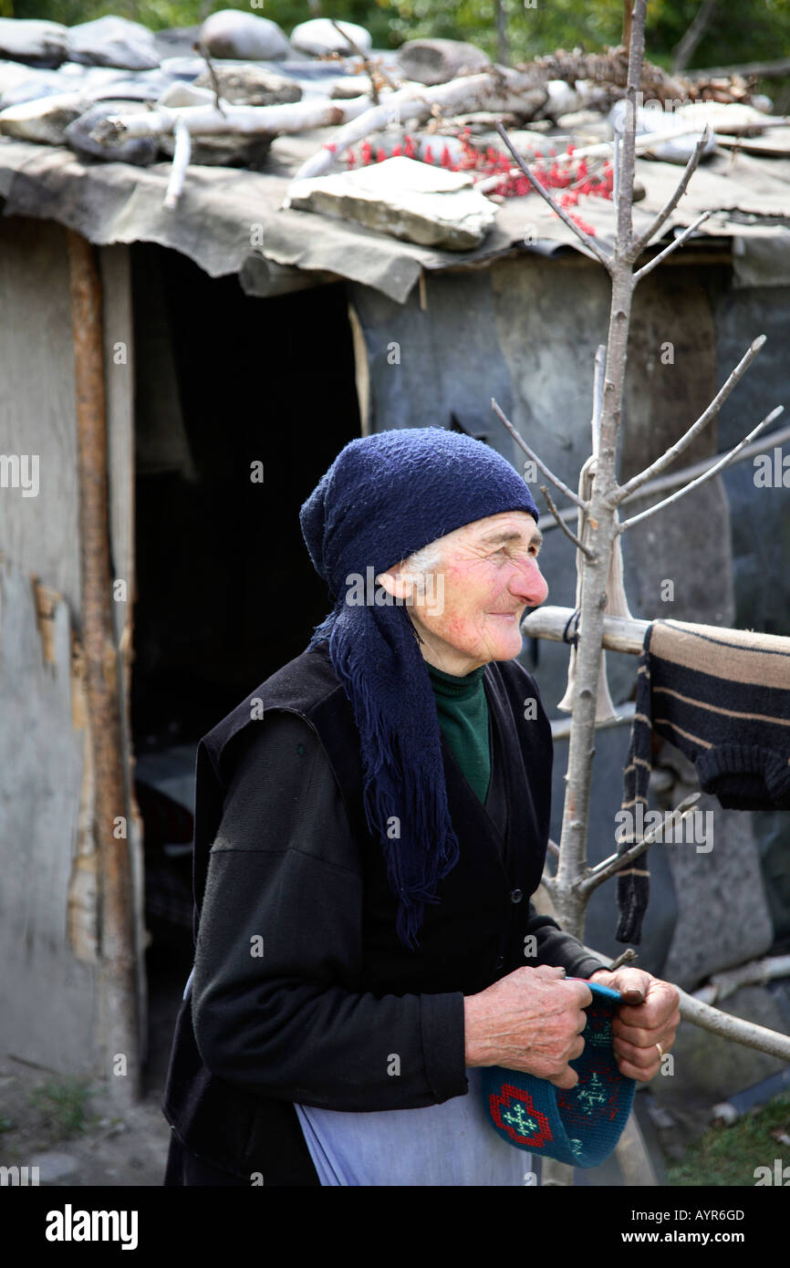 Am Straßenrand Hut Verkäufer. Dschwari Pass, georgische Militär Highway, Georgia, Südwest-Asien Stockfoto