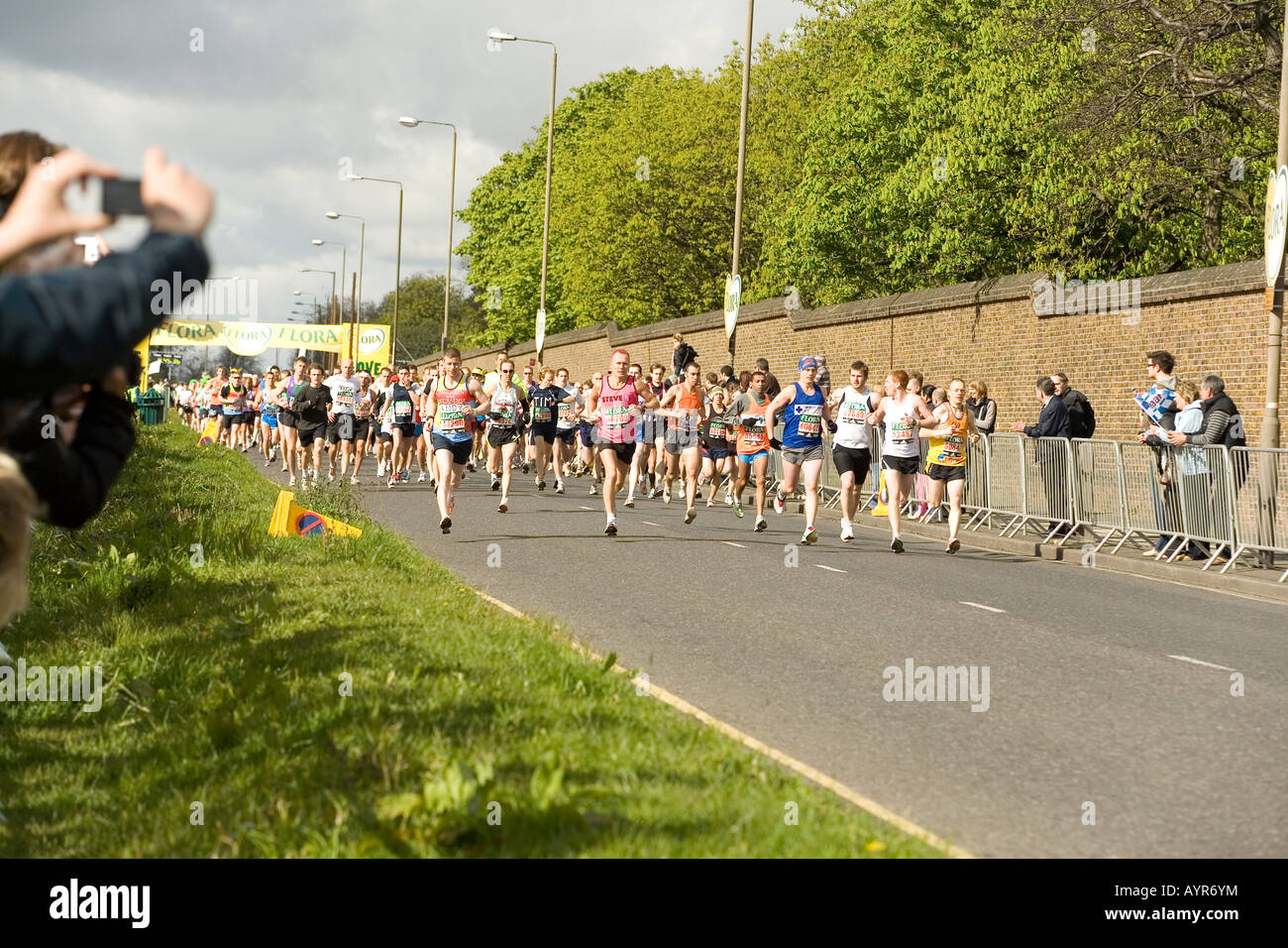 Die roten Start für den London Flora 2008 Marathon, Just außerhalb Greenwich Park, London, England. Stockfoto