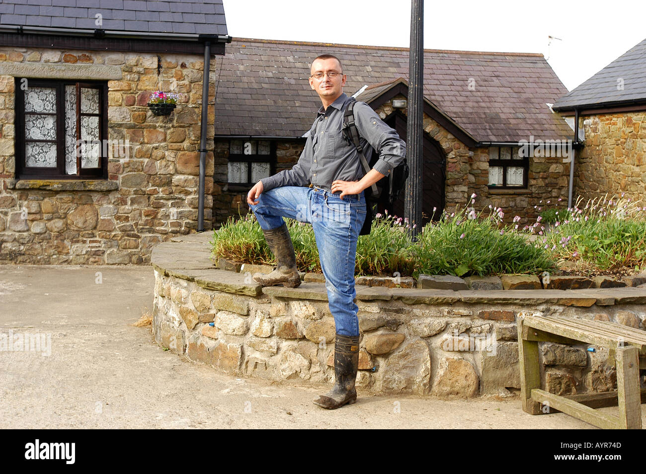 Ein Land-Mann posiert in der Nähe von Dorfhaus Wales UK Stockfoto