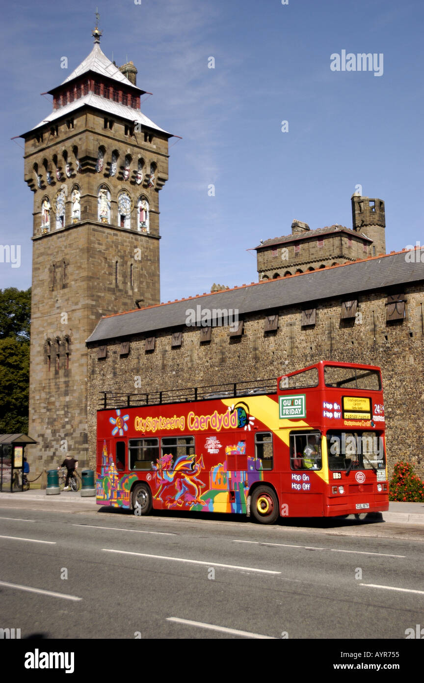 Sightseeing-Bus neben Clock Tower of Cardiff Castle Wales UK Stockfoto