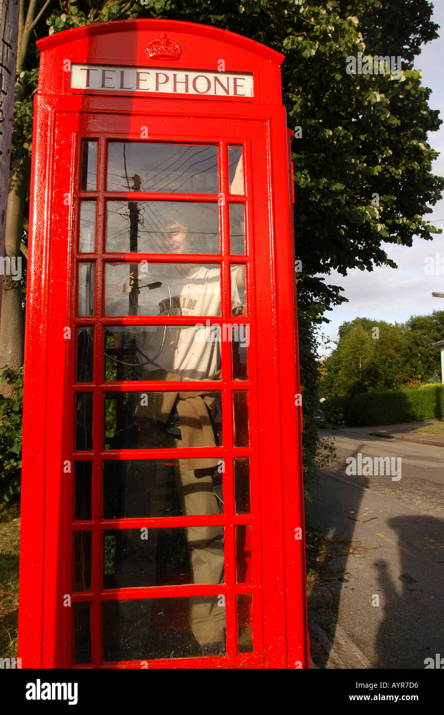 Mann in britischen Roten Telefonzelle Stockfoto