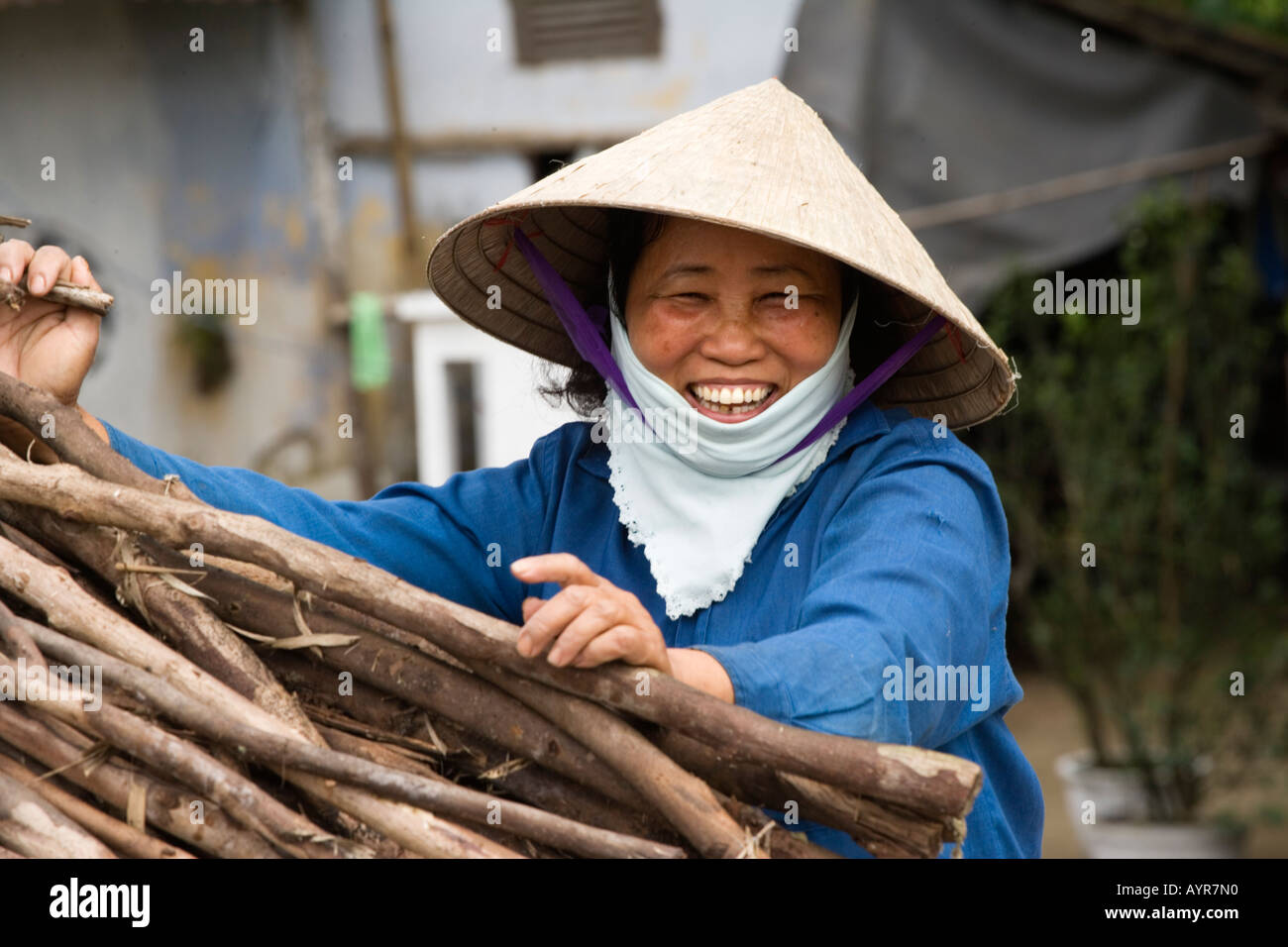 vietnamesin-in-konische-hut-sammeln-von-holz-hoi-an-vietnam