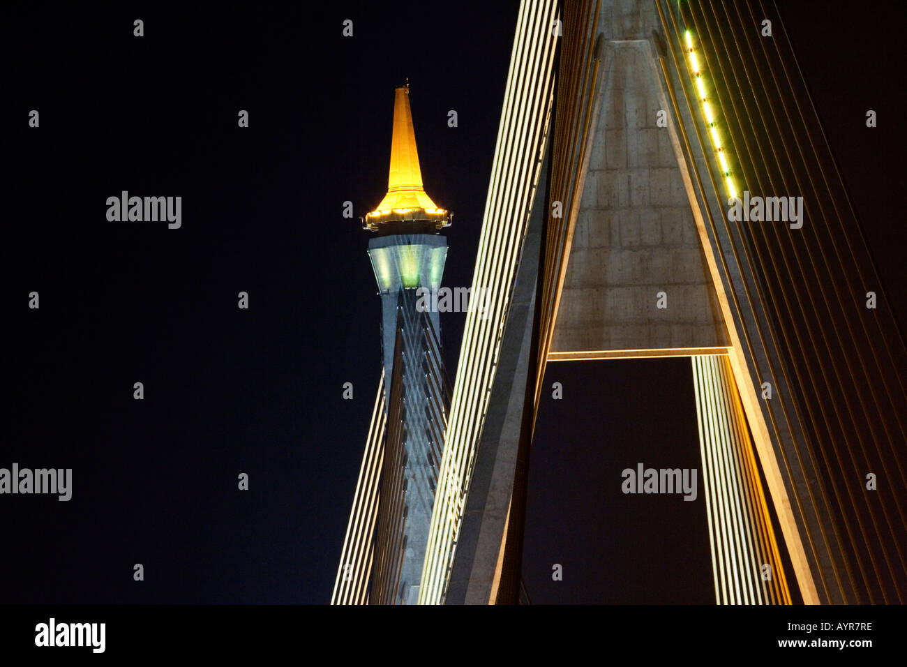 Beleuchtete Brüstung auf Fußgänger nachts die neue Mega-Brücke, Bangkok, Thailand, 2006 Stockfoto