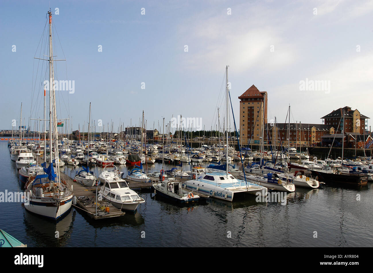 Wohnungen und Boote in Swansea Marina Swansea West Glamorgan South Wales Großbritannien Stockfoto