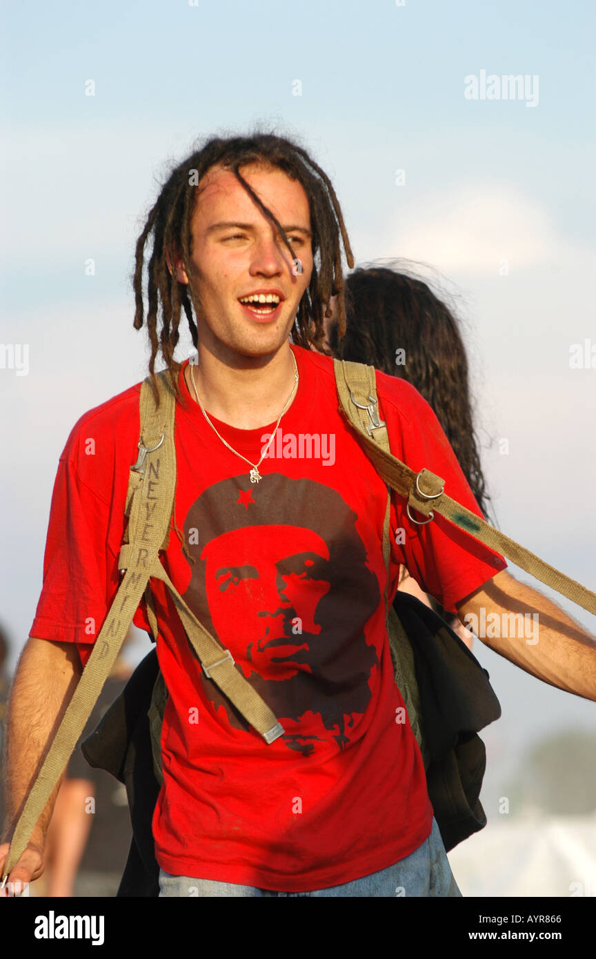 Junger Mann mit Thiny Dreadlock mit roten t-Shirt mit Ernesto Che Guevara Stockfoto