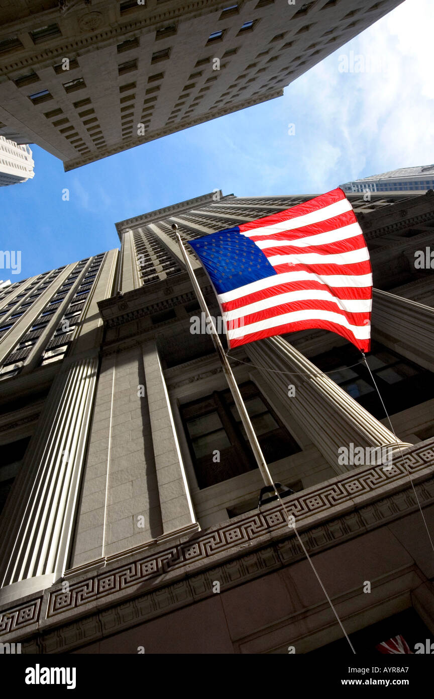US-FLAGGE AUßERHALB GEBÄUDE AN DER WALL STREET DEN FINANCIAL DISTRICT VON MANHATTAN NEW YORK CITY VEREINIGTE STAATEN VON AMERIKA USA Stockfoto