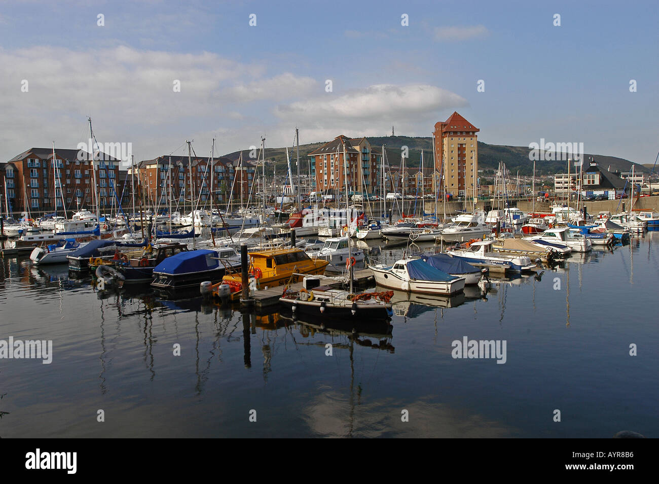 Wohnungen und Boote in Swansea Marina Swansea West Glamorgan South Wales Großbritannien Stockfoto