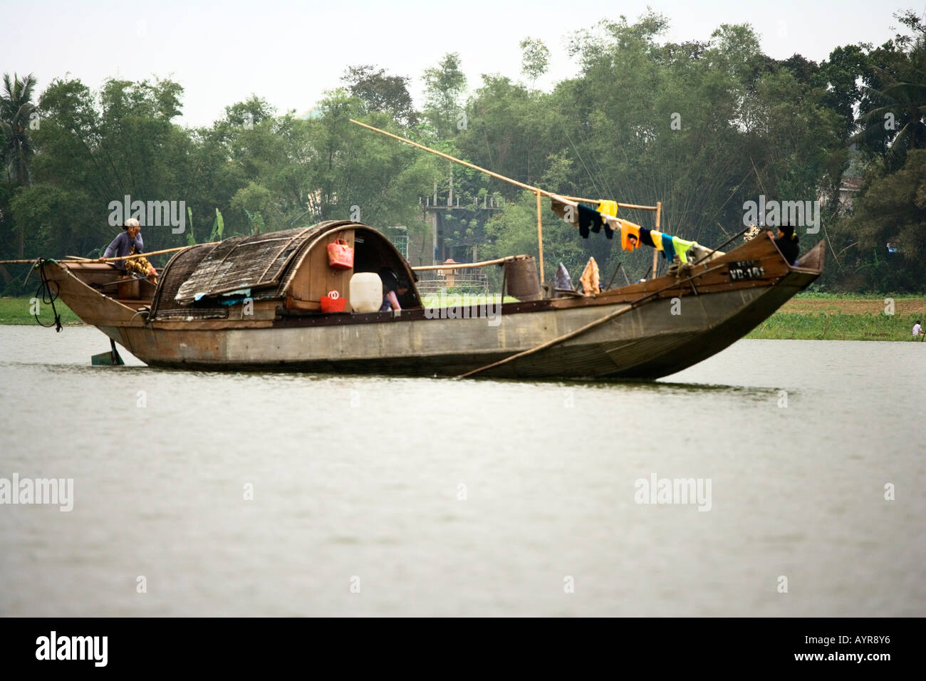 Liveaboard Sampan Boot sportliche Wäsche auf Parfüm-Fluss, Hue, Vietnam Stockfoto