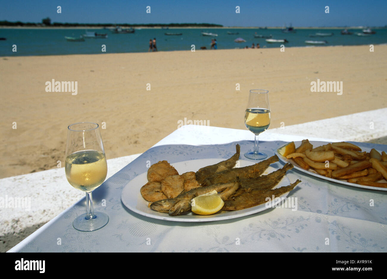 Fisch und Chocos serviert mit Sherry, Sanlúcar de Barrameda, Costa De La Luz, Provinz Cádiz, Andalusien, Spanien Stockfoto