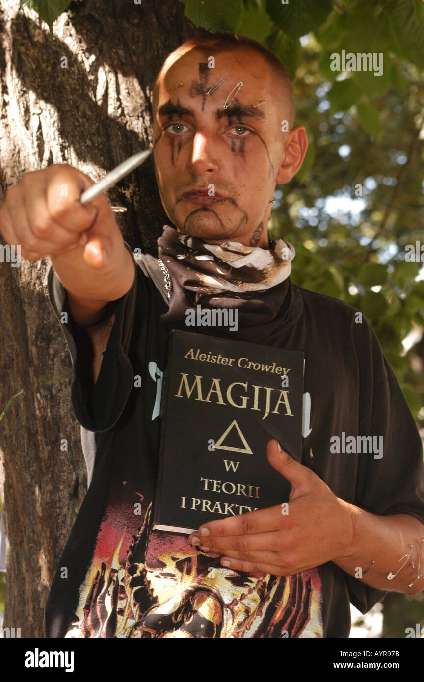 Satanist mit Messer und Crowley-Buch Stockfotografie - Alamy