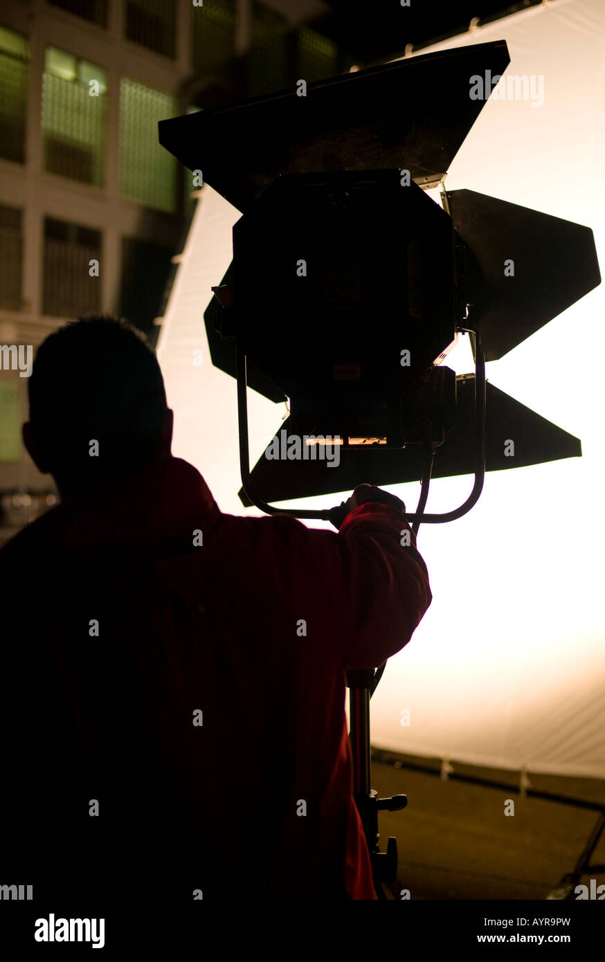 Beleuchter einrichten ein Flutlicht an einem Film set in Deutschland, Europa Stockfoto