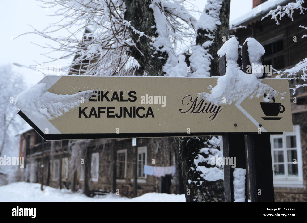 Wegweiser zu Milly Cafeteria und Shop in Turaida Dorf Lettland Stockfoto