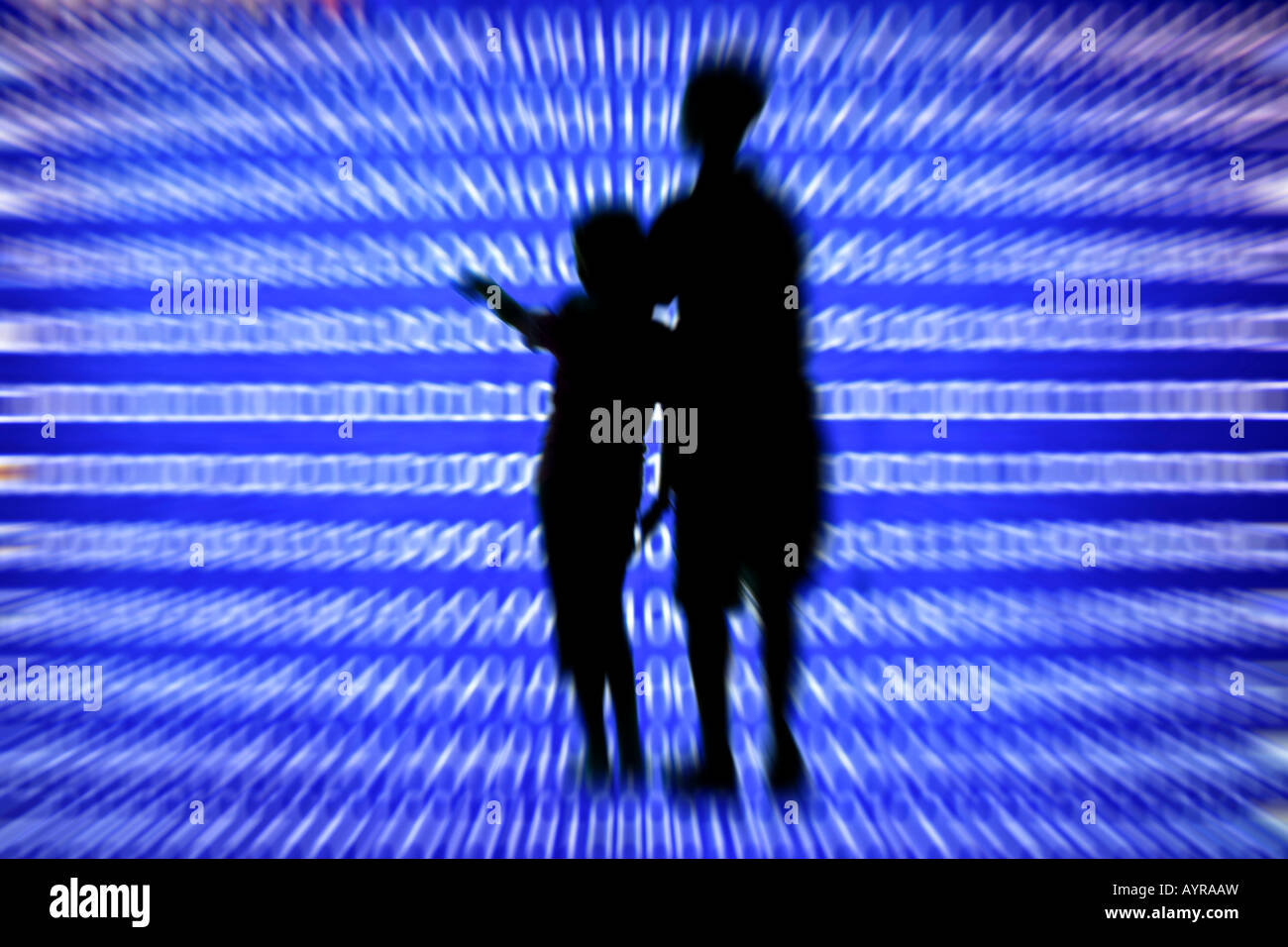 Zwei Kinder im Alter von neun und sechs Blick auf einen Datenstrom, Binärcode, bit-Codierung, zeigen Stockfoto