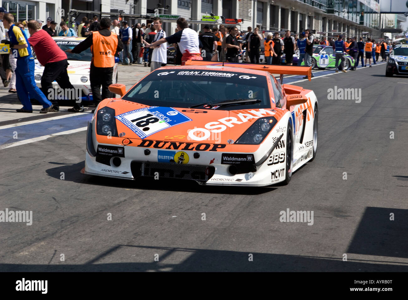 Lamborghini fahren in der Boxengasse, 24-Stunden-Rennen auf der Nürburgring Rennstrecke in Nuerburg, Adenau, Rheinland-Pfalz, Keim Stockfoto