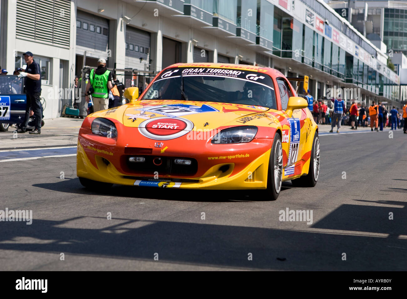 Rennwagen, 24-Stunden-Rennen auf dem Nürburgring Rennstrecke in Nuerburg, Adenau, Rheinland-Pfalz, Deutschland Stockfoto