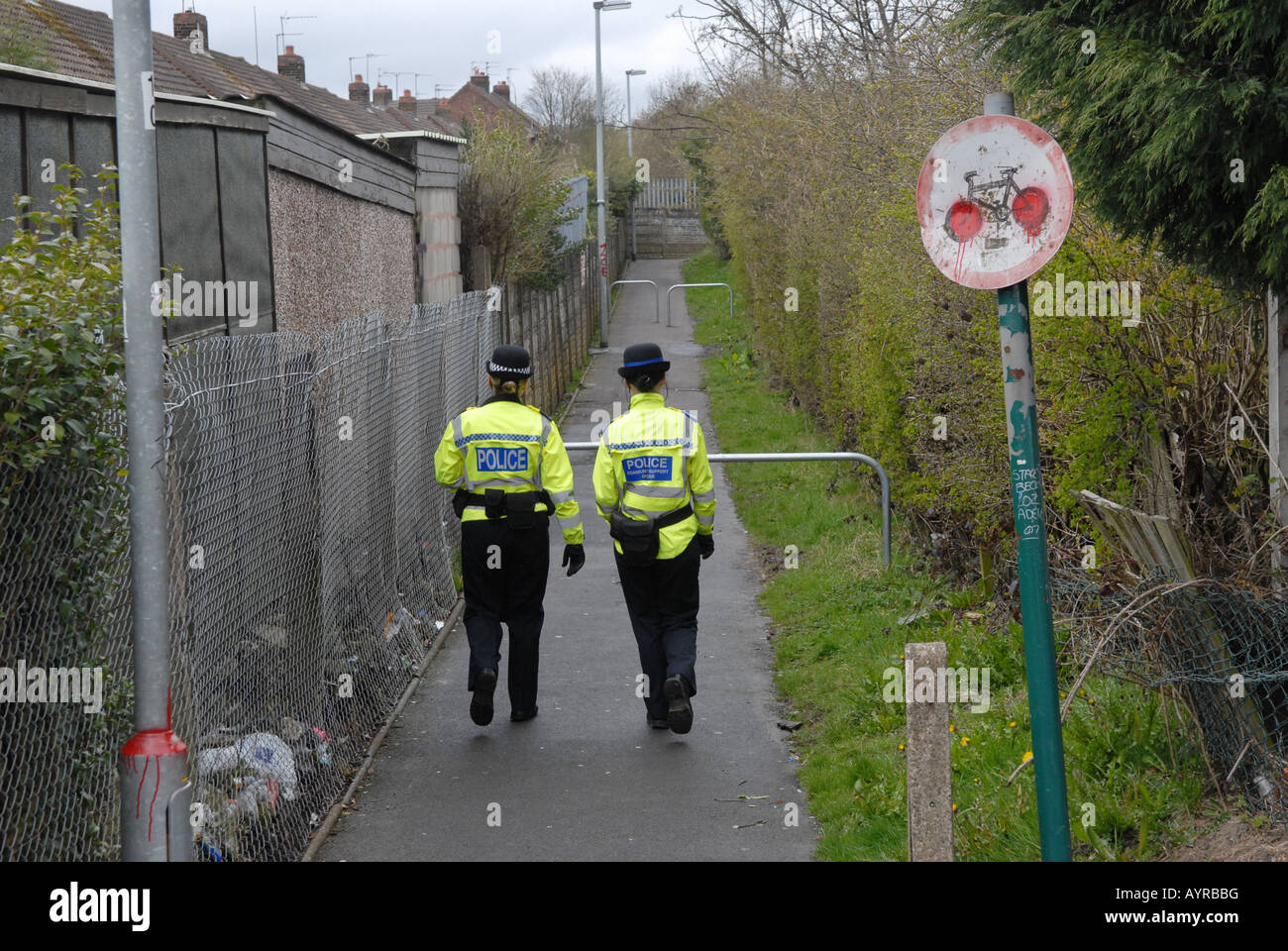 Frauen Polizisten patrouillieren eine Gasse in Biddulph, Staffordshire Stockfoto