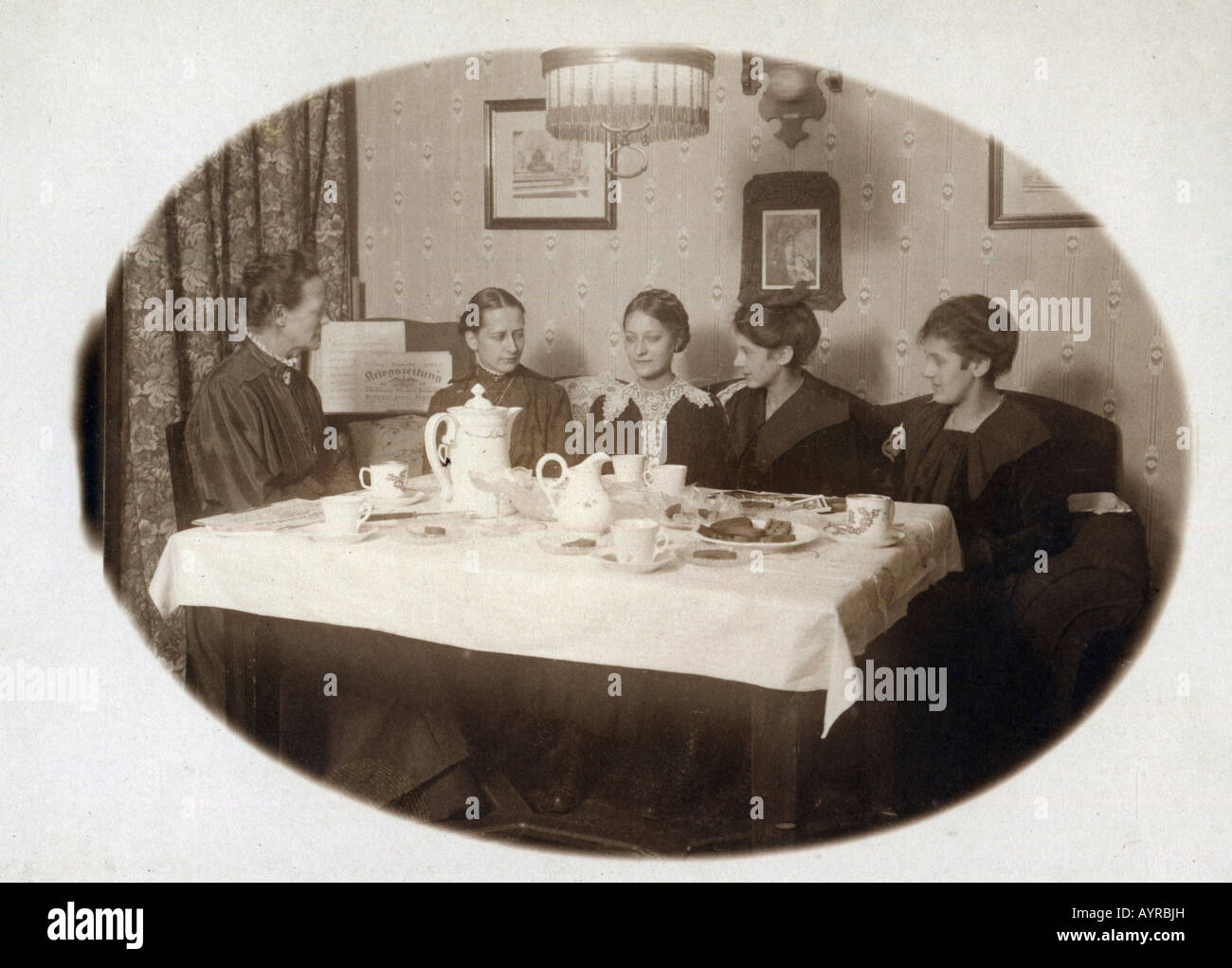 Frauen trinken Kaffee, ca. 1917 Stockfoto