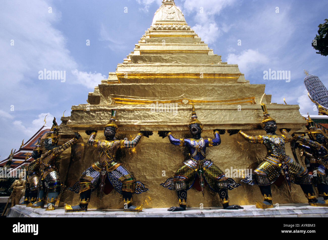 Die Statuen der Dämon (Yaksha), Figur aus dem Ramakien-Epos am goldenen Chedi, Wat Phra Kaeo Palast, Bangkok, Thailand Stockfoto