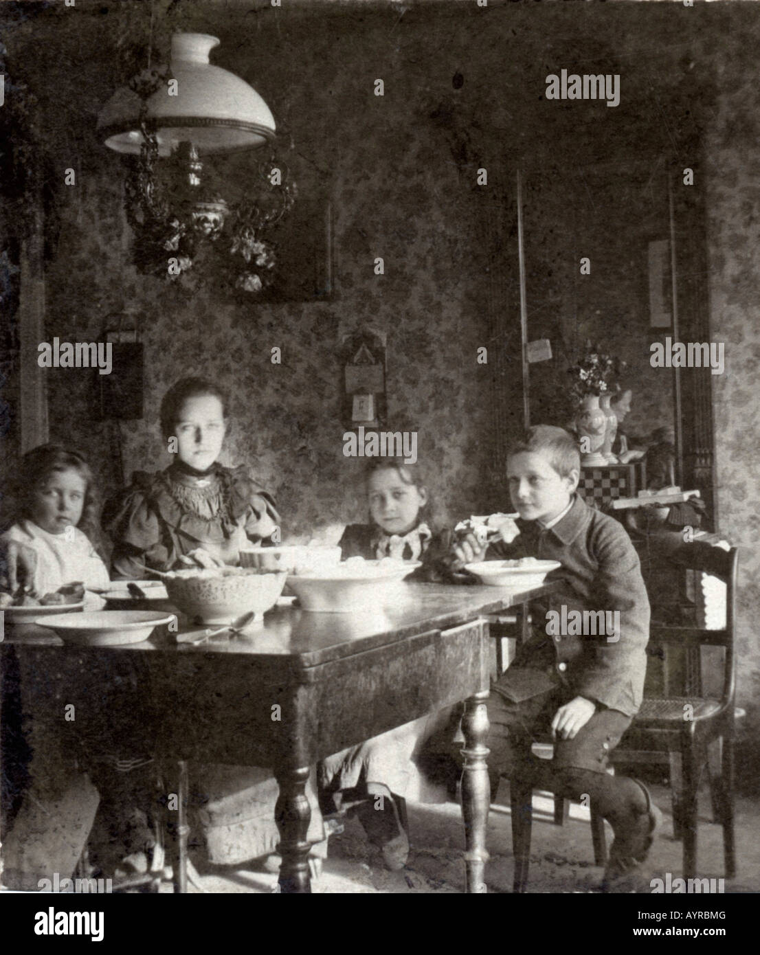 Kinder am Esstisch, ca. 1899 Stockfoto