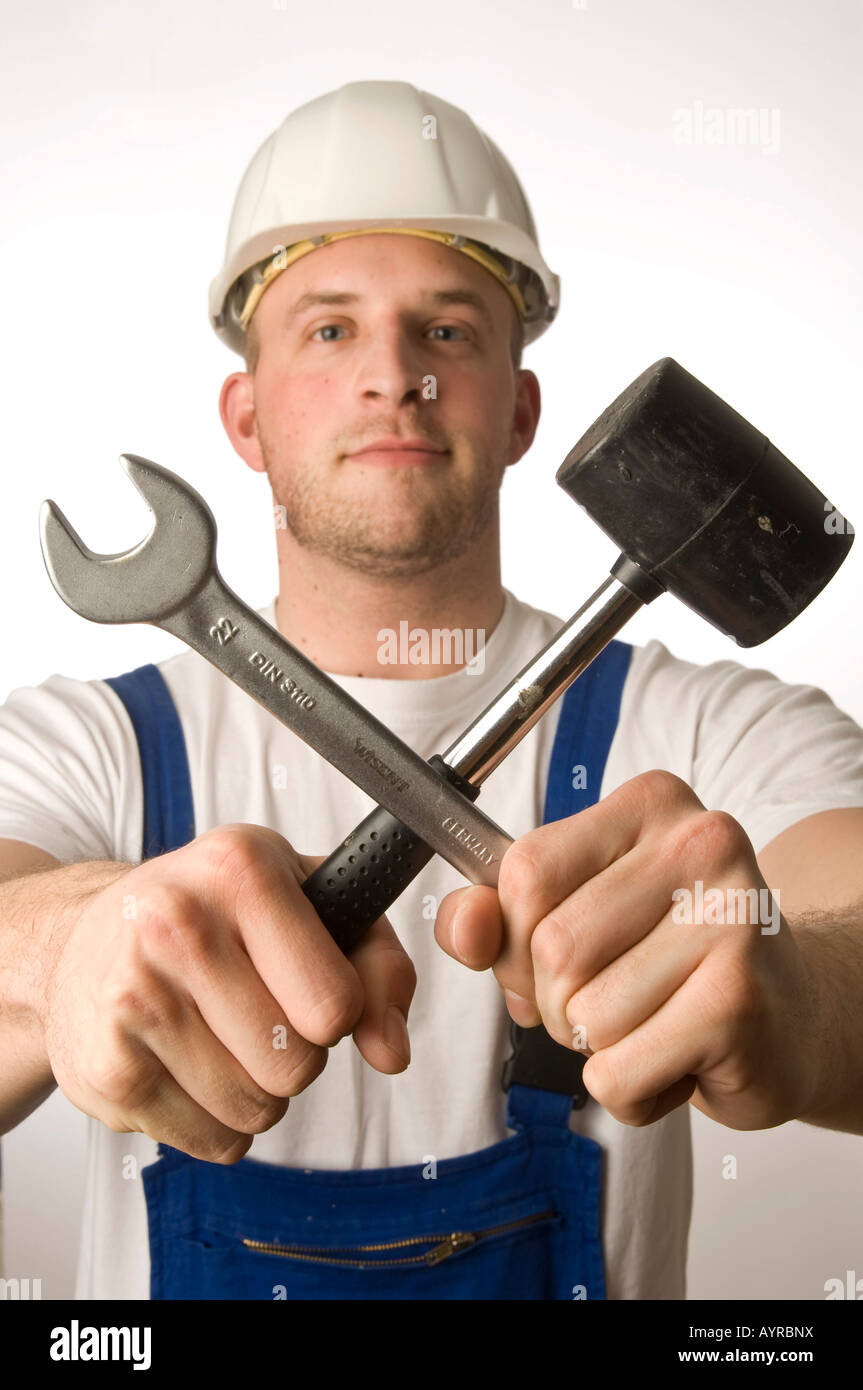 Bauarbeiter, die Abhaltung von Werkzeugen, Gabelschlüssel und hammer Stockfoto