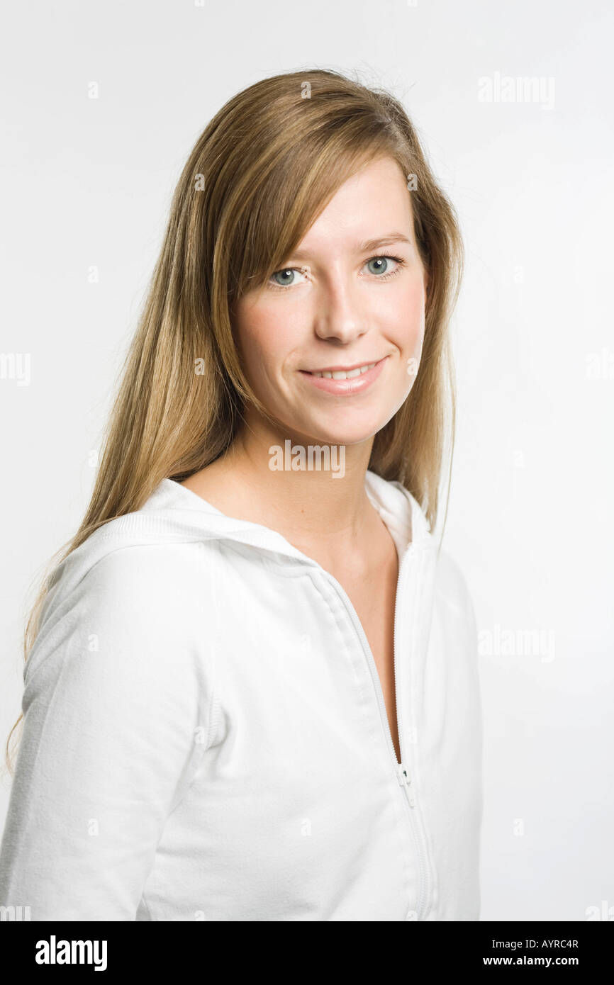 Porträt der jungen Frau mit lange dunkel-Blonde Haare Stockfoto