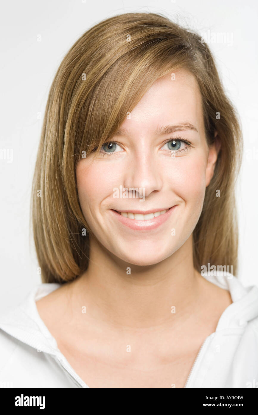 Porträt der lächelnde junge Frau mit lange dunkel-Blonde Haare Stockfoto