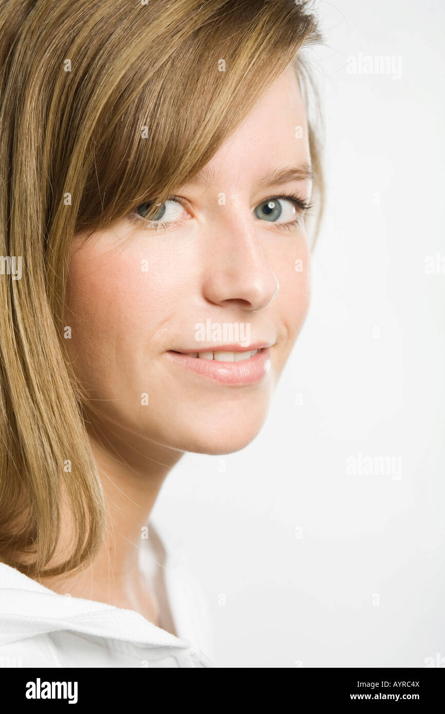 Kopfschuss jungen Frau mit schmutzig-blonde Haare Stockfoto