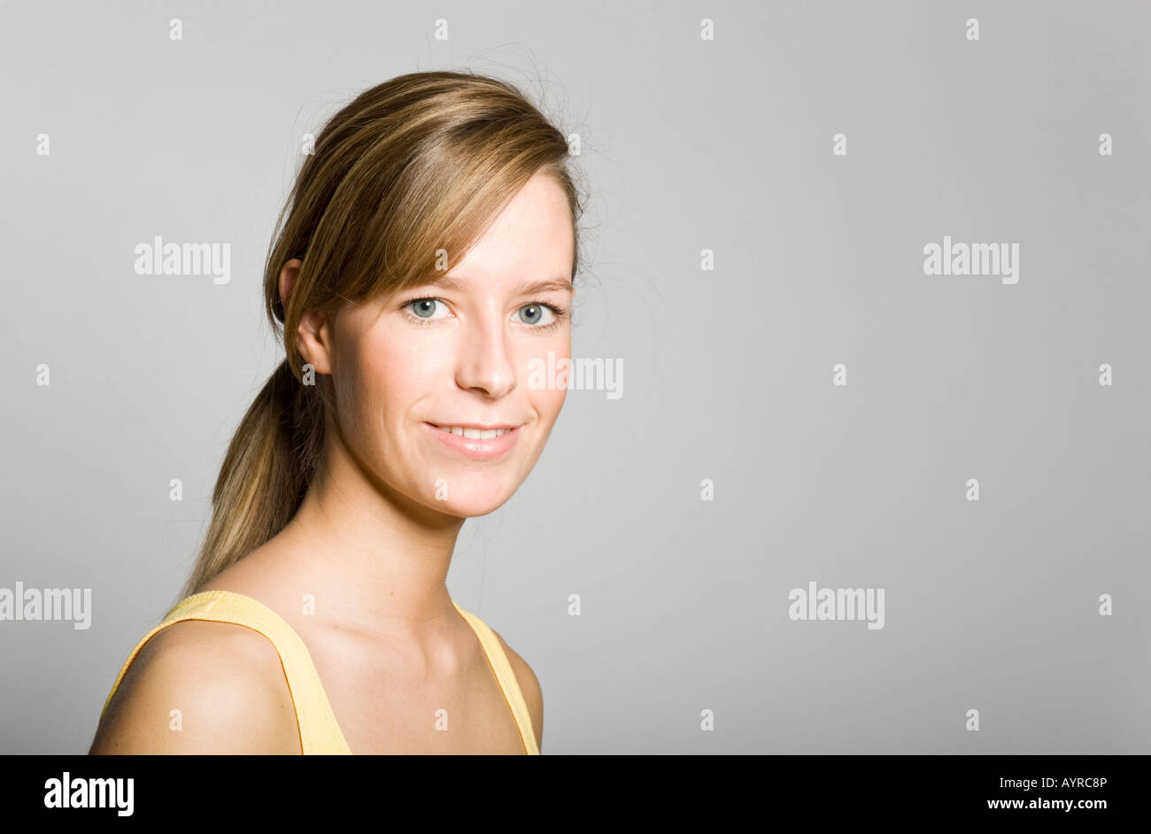 Porträt einer jungen Frau trägt einen gelben Tank-Top, Lächeln Stockfoto