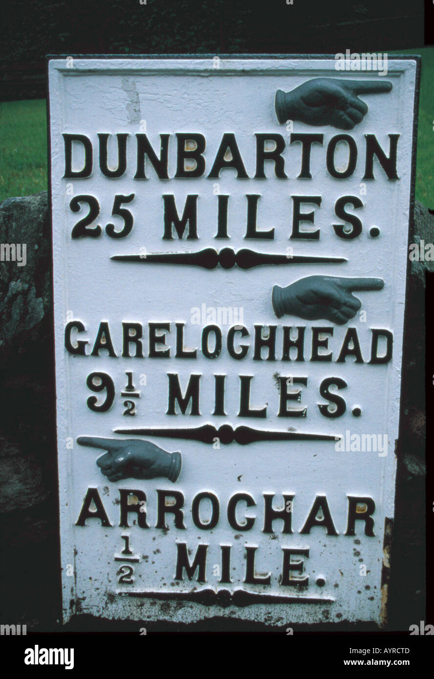 Gusseisen-Meilenstein in der Nähe von Arrochar, Highland Region, Schottland, UK. Stockfoto