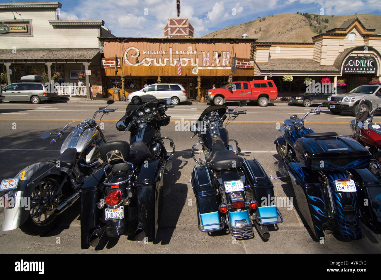 Harley Davidson Motorräder parken vor einem Saloon in Jackson, Wyoming, USA Stockfoto