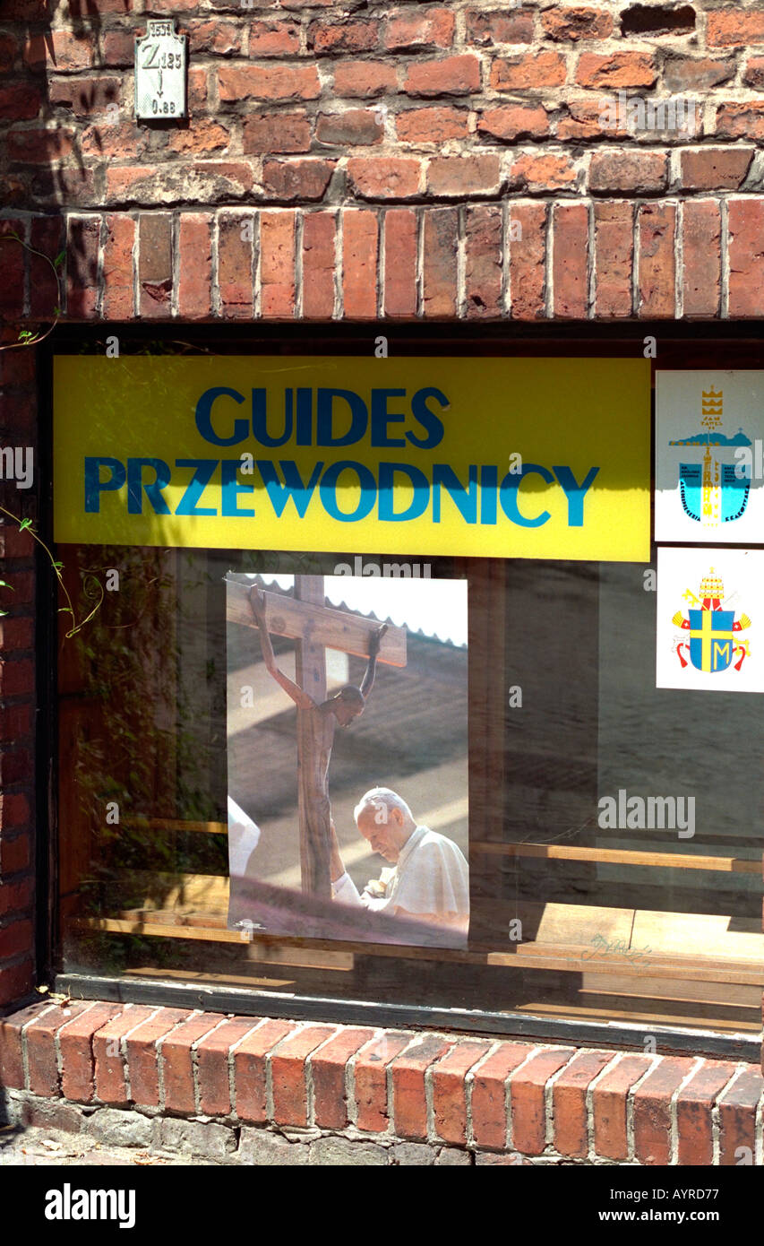 Plakat von Papst Johannes Paul II mit dem Schnitzen der Kreuzigung von Jesus. Krakau Polen Stockfoto