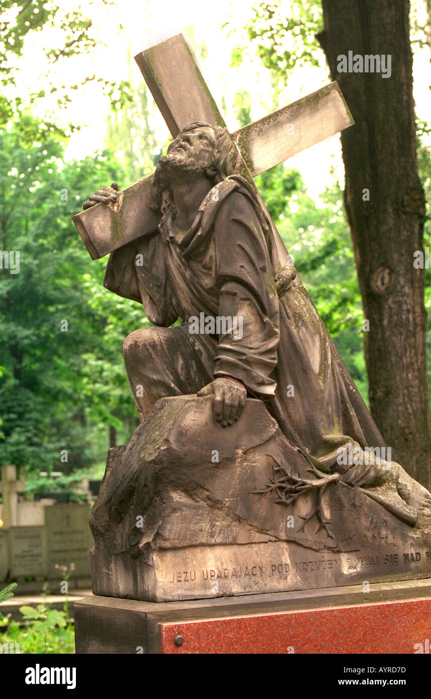 Grab mit Steinschnitt Jesu Kreuz beten zum Himmel tragen. Lodz Polen Ost-Ost-Europa Stockfoto