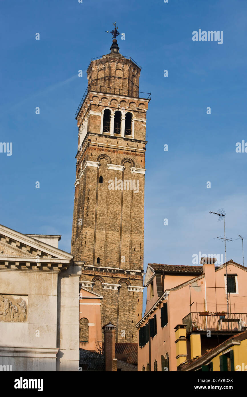 Campanile Santo Stefano in der wunderschönen Stadt Venedig in Italien Stockfoto