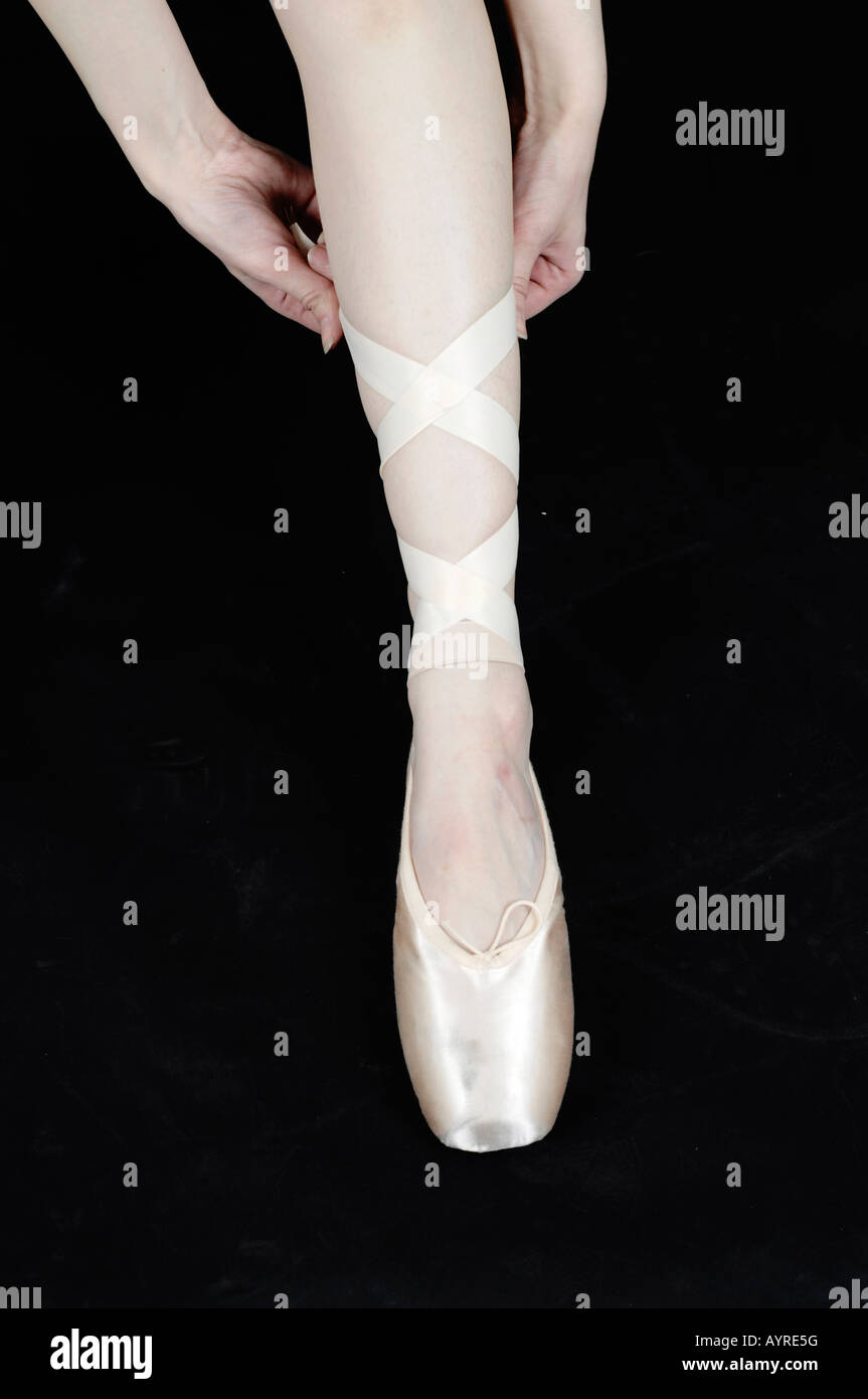 Weibliche Ballett-Tänzerin, Ballerina, Ballettschuhe Schnürung  Stockfotografie - Alamy