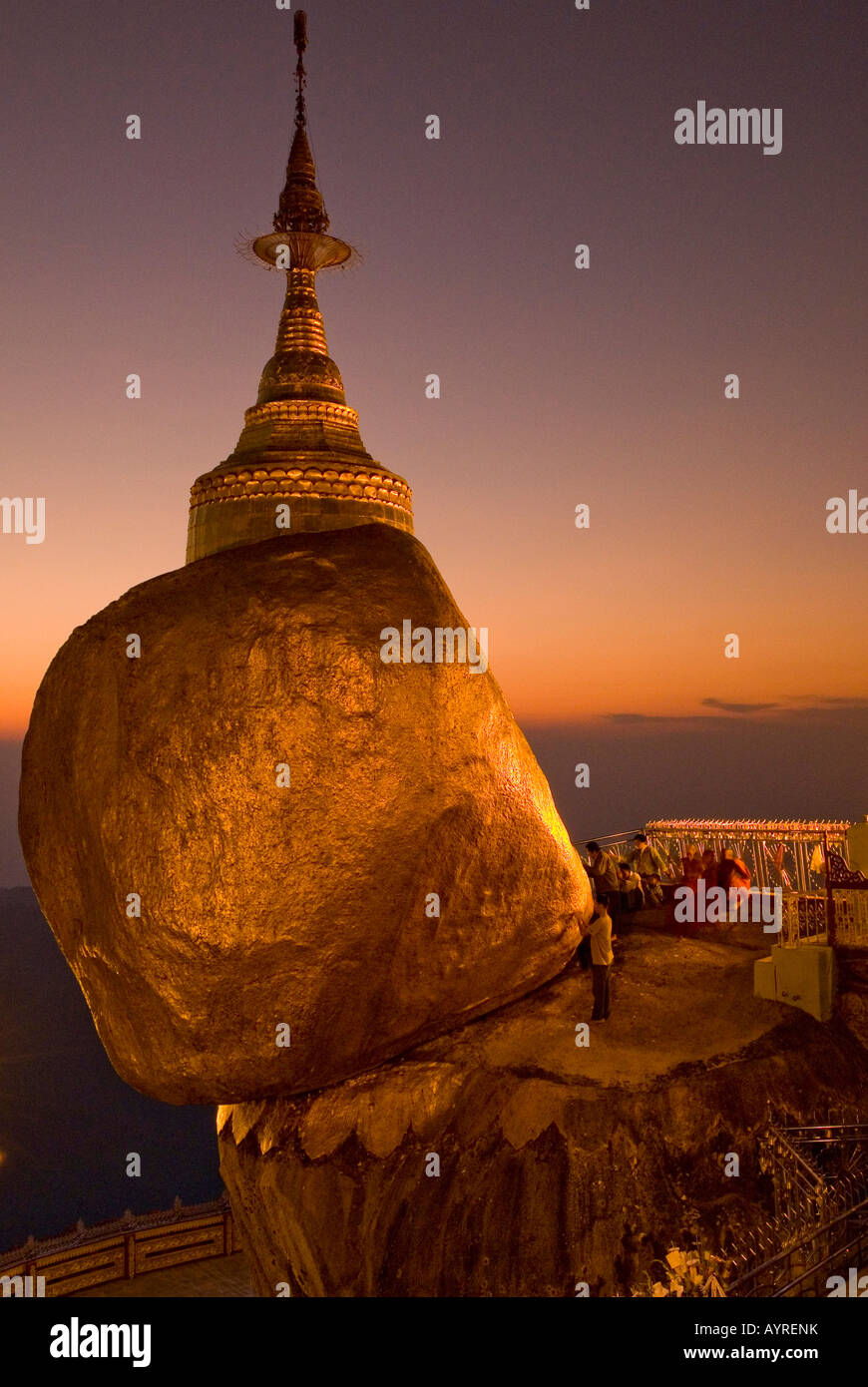 Golden Rock vor einem Stupa bei Sonnenuntergang, Kyaikhtiyo, Myanmar (Burma), Südost-Asien Stockfoto