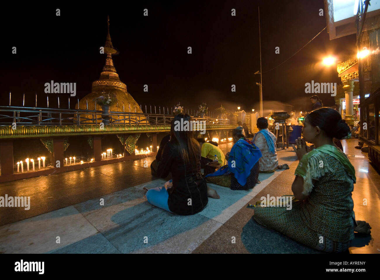 Menschen beten vor golden Rock und Stupa, Kyaikhtiyo, Myanmar (Burma), Südost-Asien Stockfoto