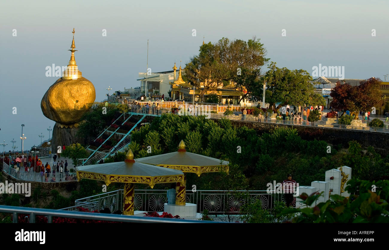 Bereich rund um den goldenen Felsen und Stupa am frühen Morgen, Kyaikhtiyo, Myanmar (Burma), Südost-Asien Stockfoto