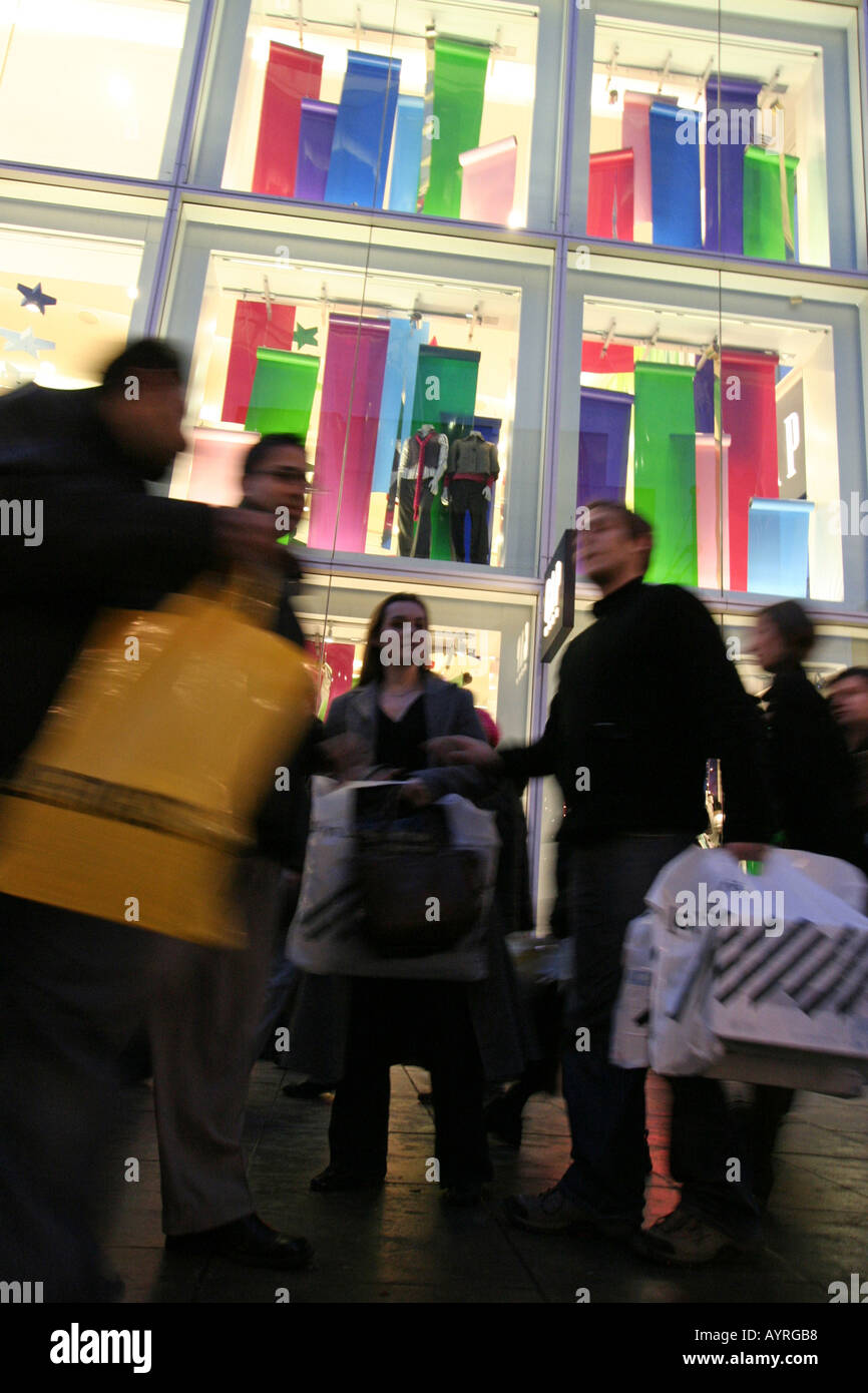 Menschen beim Einkaufen in der Verkäufe in London UK Stockfoto