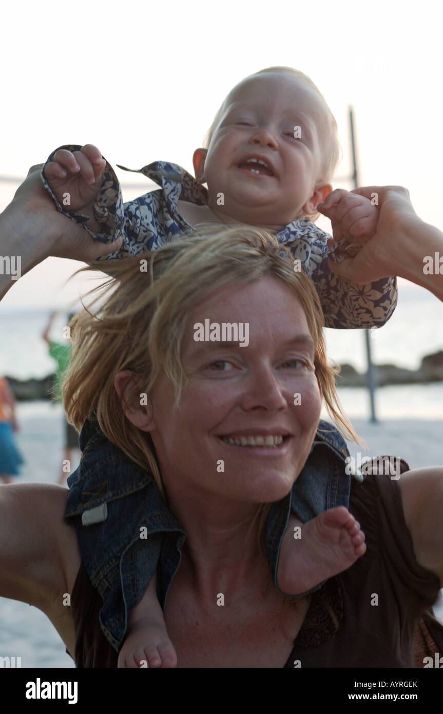 Niederländische Antillen Bonaire Mutter mit neun Monate alten Baby auf ihren Schultern Stockfoto