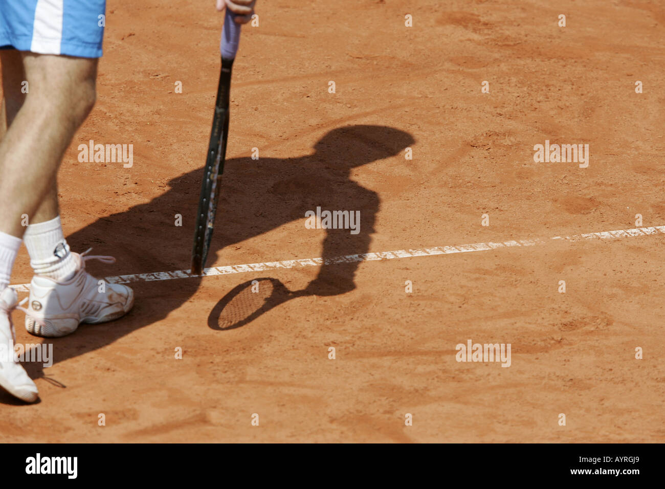 Schatten der Tennisspielerin auf Platz Stockfoto