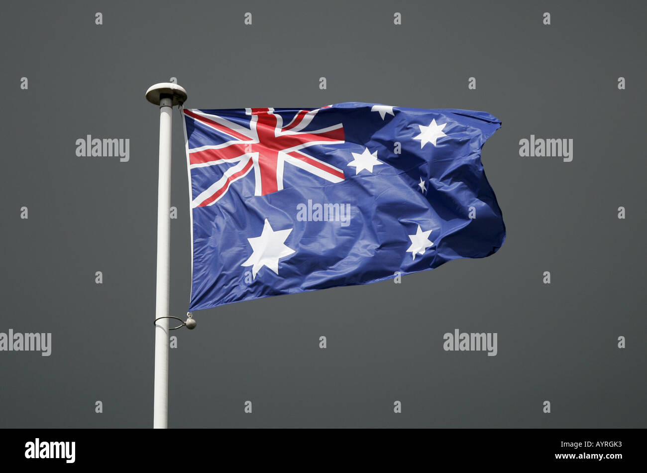 Australische Flagge vor einem dunklen Himmel Stockfoto