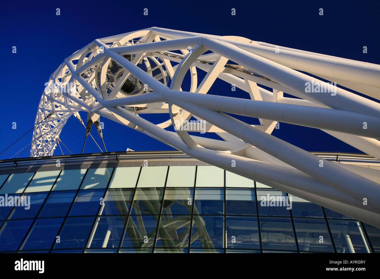 Architekturdetail, Stahl Bogen, Wembley-Stadion in der Abendsonne, London, England, UK Stockfoto