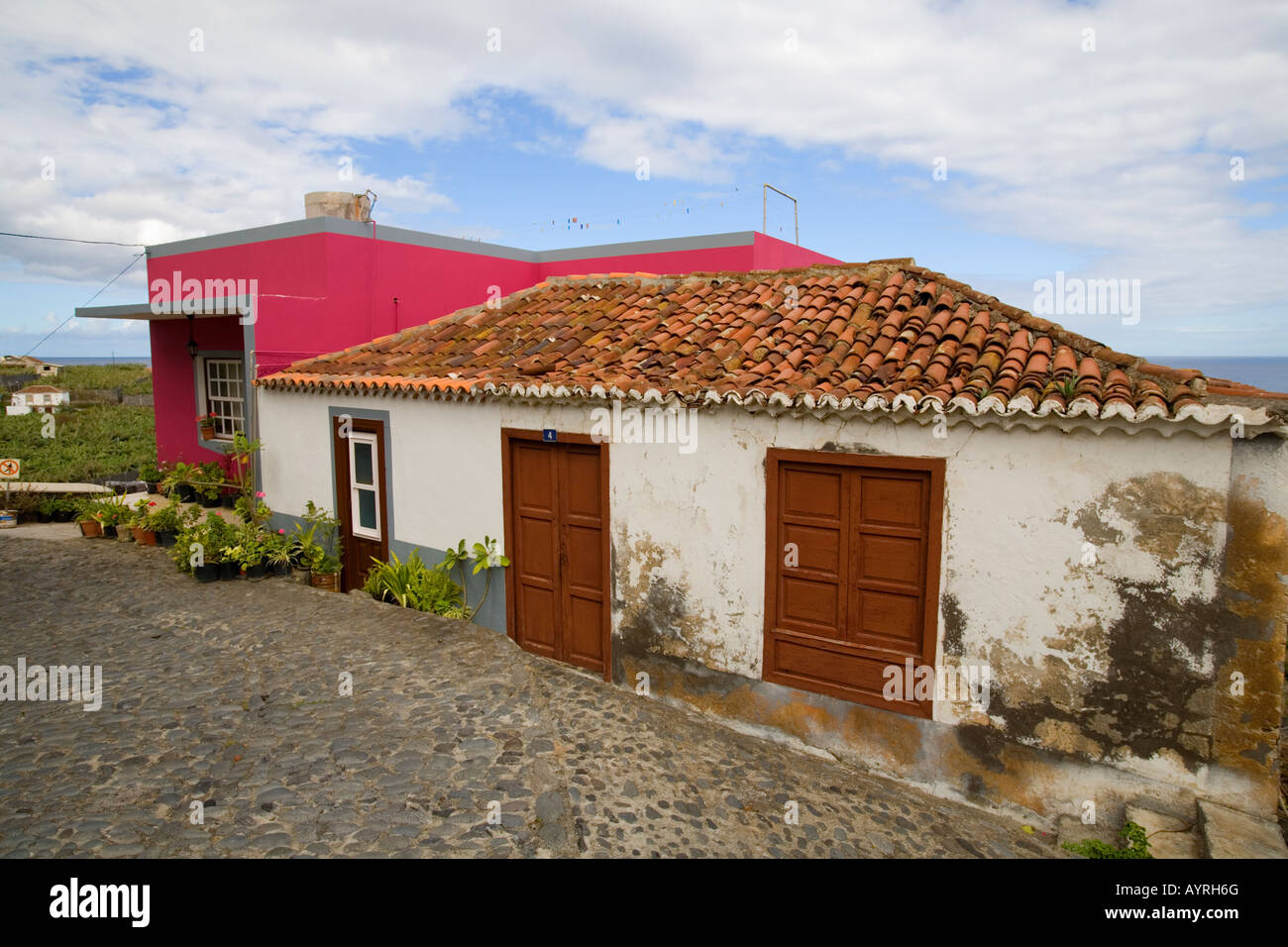 Alte und neue Häuser in San Andres Stockfoto
