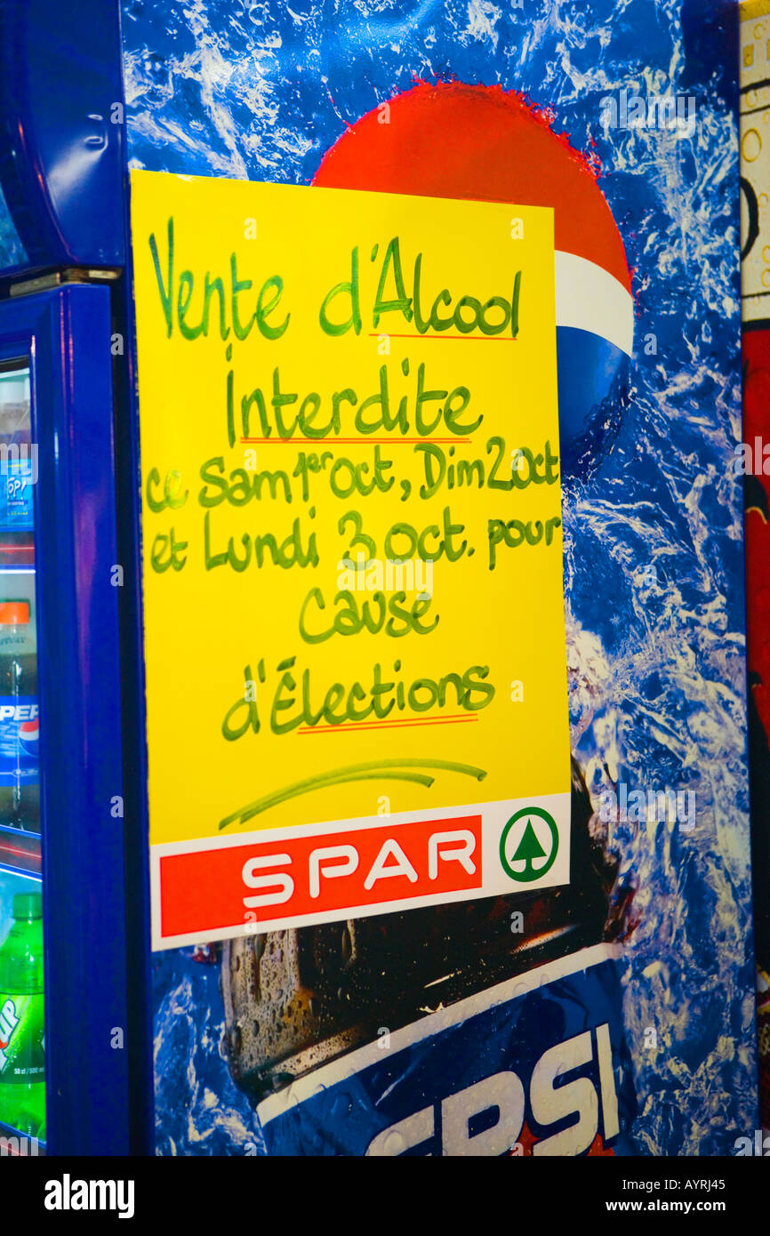 Supermarkt-Zeichen - der Verkauf von Alkohol ist nicht erlaubt aufgrund der Kommunalwahlen - Mauritius Stockfoto