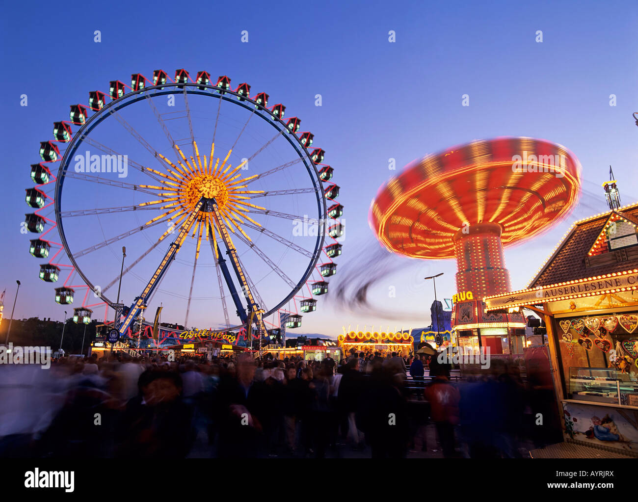 Riesenrad und Schaukel Karussell, Wiesn (Oktoberfest München Beer Festival), München, Deutschland Stockfoto